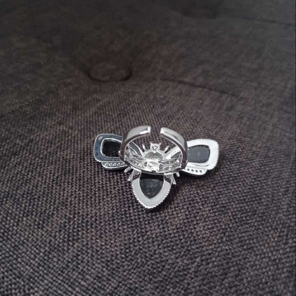 Lux Silver Crystal Glass Bee Ring - Picture 3 of 3